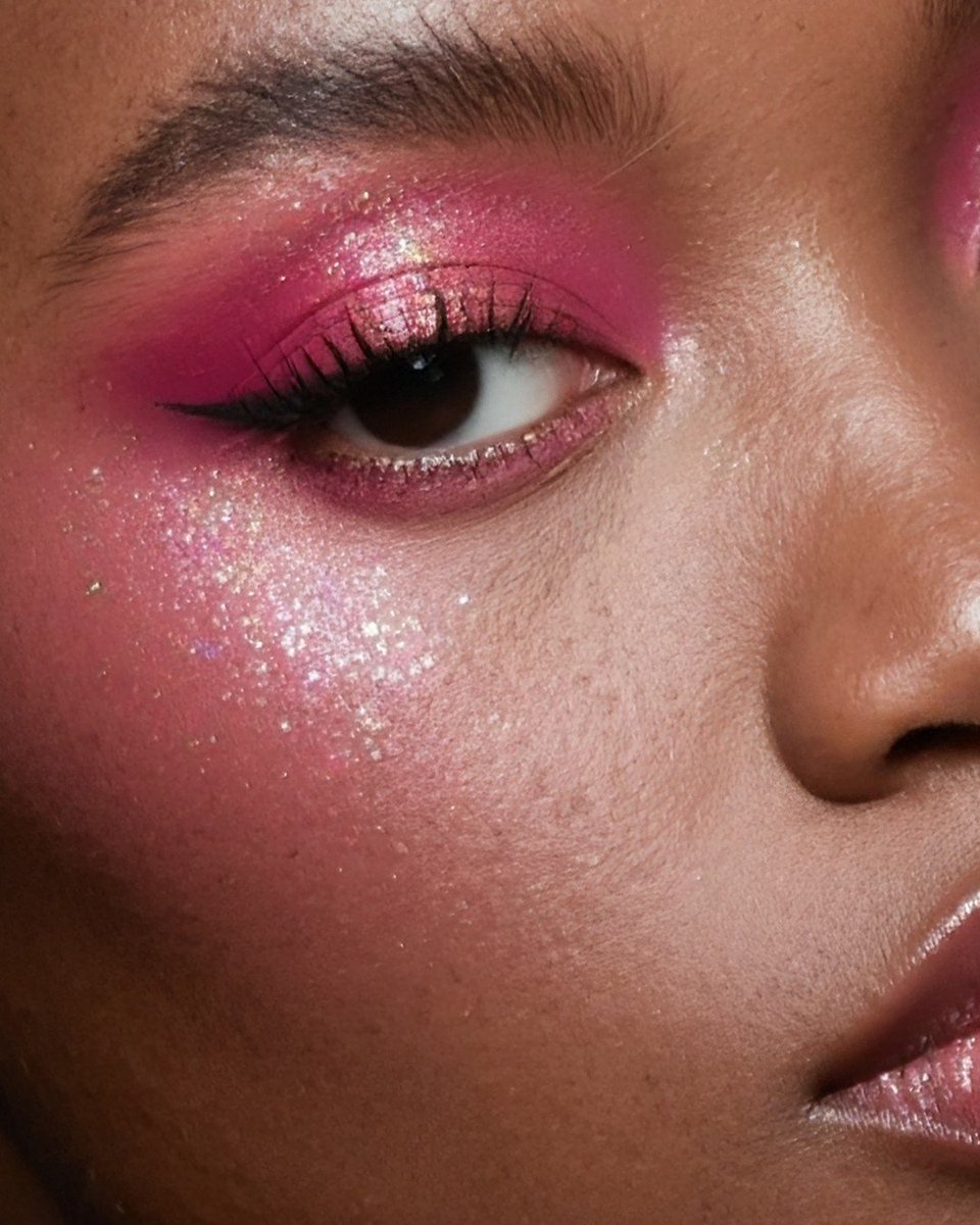 florasisbeauty's tweet photo. Wear an aurora. ✨⁠
04 Burgundy Sunset captures the warmth of golden hour in every shade, blending soft burgun
dy with luminous shimmer for eyes that glow.

#Florasis #EyePalette #EyeMakeup #CBeauty https://t.co/yW45stz6Xz