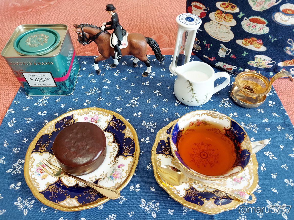 maru5757's tweet photo. 夜のお紅茶。
F&amp;Mのアフタヌーンブレンドを。
ロッテ 生チョコパイを添えて。
コールポート バットウィングのトリオで。

アフタヌーンブレンドはこれで飲み切りです。ストレートでもミルクティーにしても美味しくいただける茶葉でした🌿
F&amp;Mは好きなブランドなので他の茶葉も購入してみたいです😉 https://t.co/Jh8qrOF5zQ