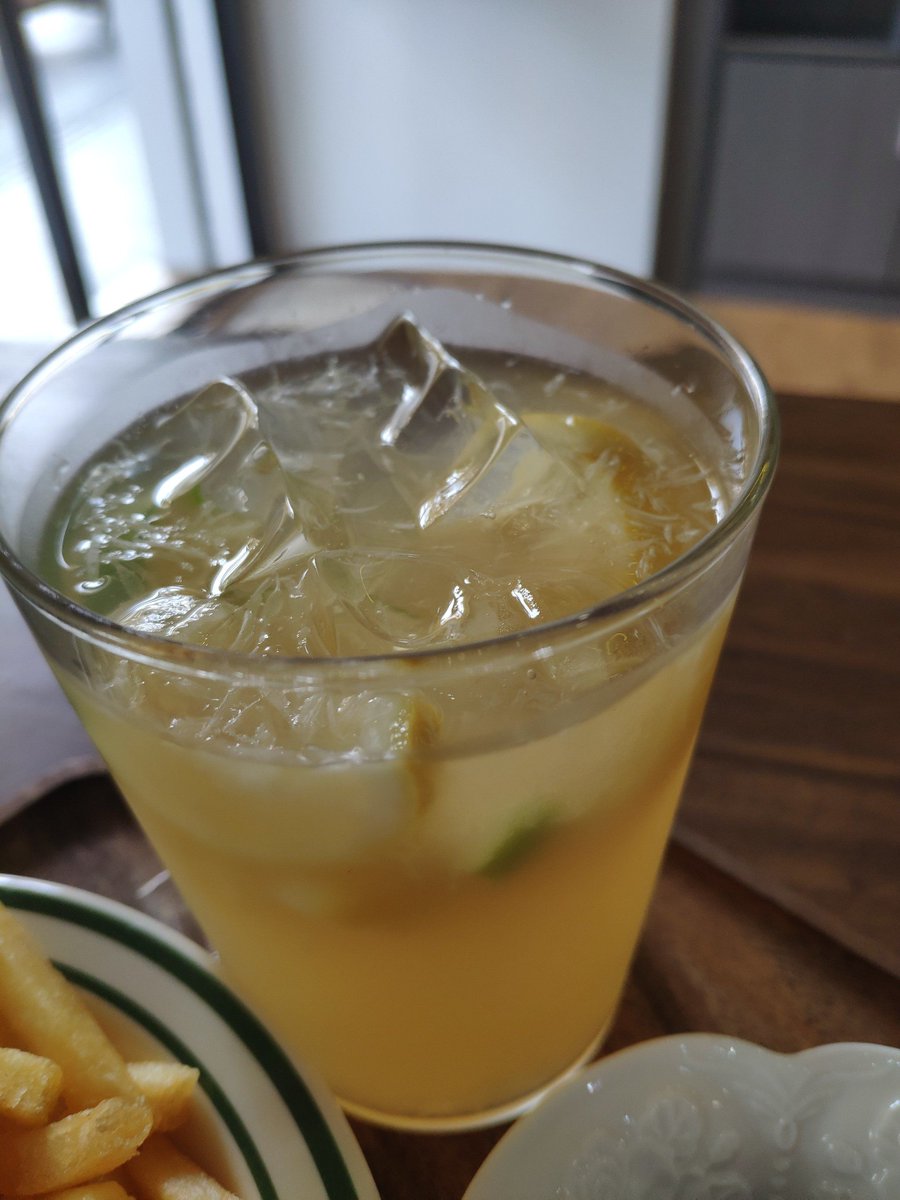 AkshayP96638963's tweet photo. Make a quick iced lemon tea: steep black tea bags in cold water for 5 mins, add fresh lemon slices u0026 a spoonful of honey. Perfect for hot afternoons! https://t.co/wSYuBe1WD1