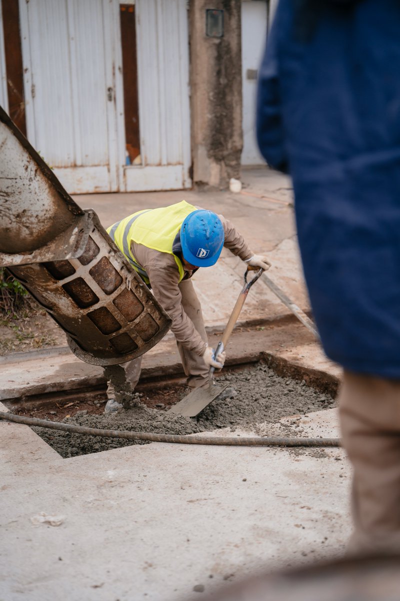 guillederivas's tweet photo. Las obras grandes avanzan, pero también el trabajo de todos los días. 

🚧 El Plan de 100 Cuadras de Pavimento sigue a paso firme en los distintos frentes, mientras continuamos con tareas de mantenimiento de calles, puesta en valor de espacios públicos y limpieza urbana. https://t.co/3CV8FL0UPc
