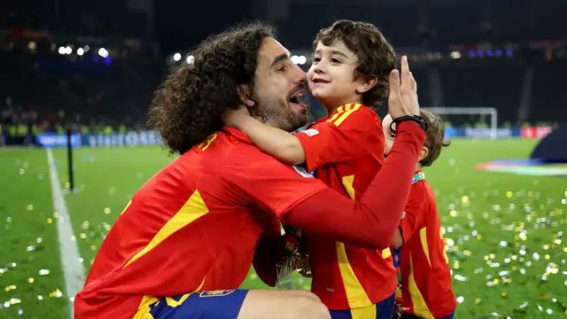 ankorinclan's tweet photo. "Ver a tu hijo sufrir es de las cosas más duras que hay."

Eso lo dijo Marc Cucurella. No lo dijo después de una derrota ni después de una lesión. Lo dijo hablando de su hijo Mateo, de siete años, diagnosticado con Trastorno del Espectro Autista cuando tenía tres.

Cucurella y su esposa Claudia empezaron a notar comportamientos distintos en la escuela infantil. Mateo jugaba solo mientras los demás niños interactuaban en grupo. Llegó el diagnóstico. Y llegaron los meses que Claudia describió así: "Todos los días íbamos juntos a dejar a Mateo y volvíamos a casa llorando."

Lo que nadie sabe es que el fichaje de Cucurella por el Real Madrid en 2026, por 55 millones de euros, tuvo menos que ver con el fútbol que con un mapa de terapeutas. La familia buscó qué ciudad ofrecía mejores recursos especializados para Mateo. "Lo primero que miramos son los colegios y las terapias. Madrid lo tiene todo", explicó Marc. El lateral izquierdo que ha ganado una Copa del Mundo eligió su próximo club en función de lo que necesitaba su hijo.

El jugador que ha levantado la Copa del Mundo con España el 19 de julio en Nueva York lleva desde los tres años de Mateo construyendo una vida en paralelo al fútbol: buscando especialistas, eligiendo colegios, aprendiendo a entender un trastorno que el mundo todavía comprende mal.

Fue campeón del mundo el domingo. El lunes, Mateo seguía siendo lo primero. ¡Hoy cumple años este gran hombre ! ¡Felicidades Cucurella!