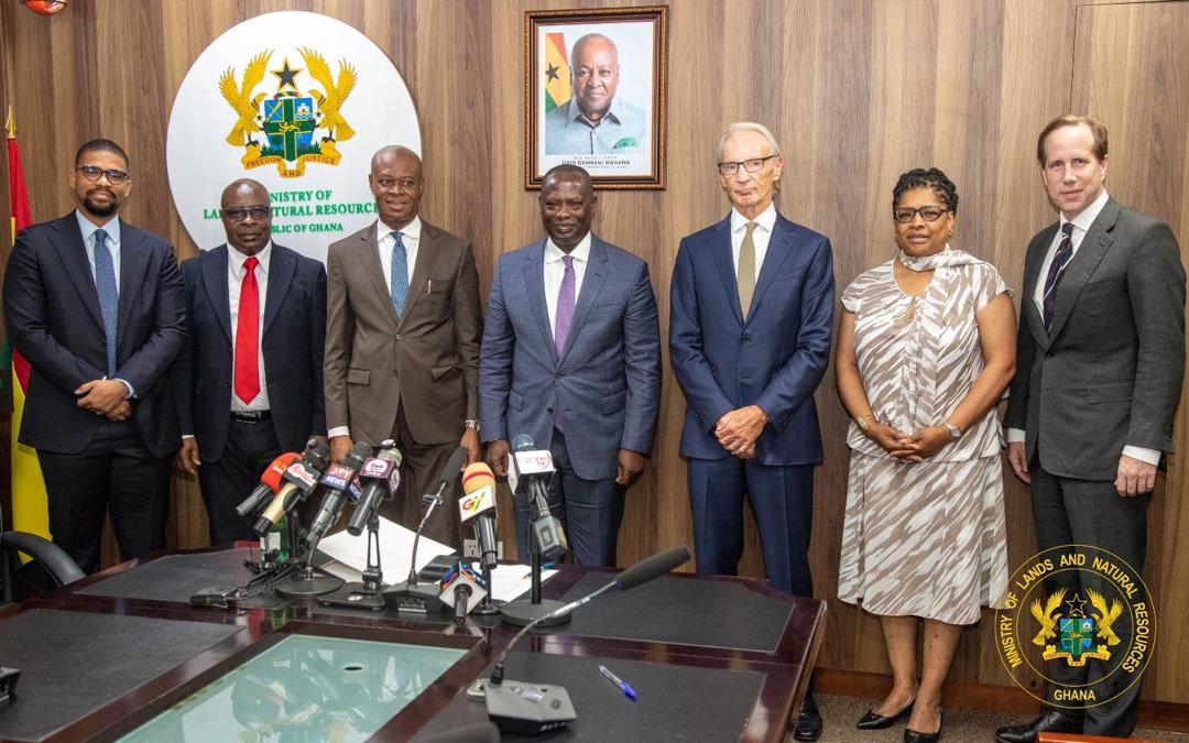 CanHCGhana's tweet photo. HC Myriam Montrat witnessed the signing of an MoU between the @GOLDCOUNCIL and @mlnrgovgh. 

🇨🇦 welcomes efforts to strengthen responsible sourcing, improve traceability, and support #SustainableMining in Ghana. 🇨🇦🇬🇭 #CanadaInGhana https://t.co/96sf8rrvBW