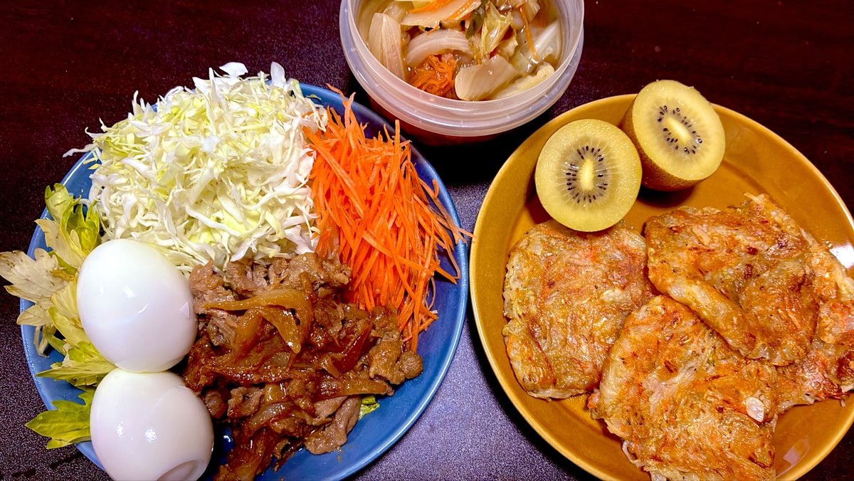 tsukasa9991's tweet photo. #今日のごはん
#おうちごはん

・生姜焼き
・ゆで卵&amp;野菜
・野菜スープ
・なんか色々混ぜて焼いたやつ
・キウイ

晩御飯の量がとんでもない

色々混ぜて焼いたやつは1番意味わからんけど
ガレットをベースににんじんとセロリ入
味は！超良い！わけわからんけど！笑

明日から出張🙌
大阪行ってきます https://t.co/RQ8q3A1hiZ