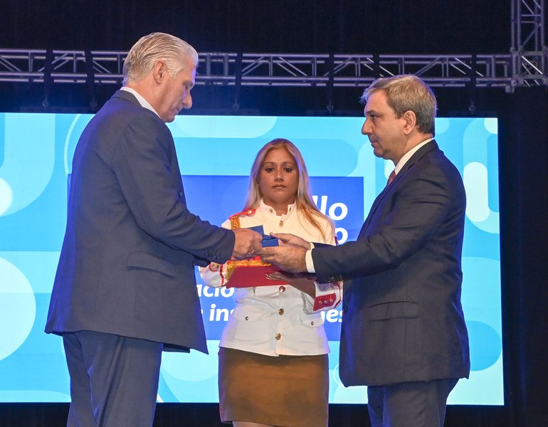 alfonso_noya's tweet photo. Asistió @DiazCanelB al Acto por aniv 50 del @CubaMES y su Red de instituciones. El homenaje a quienes tanto han hecho, y hacen, por cultivar la inteligencia de una nación. Raúl y Díaz Canel fueron distinguidos con el sello 50 aniversario. !Felicidades! https://t.co/UuyqZsLbeJ https://t.co/hBTcERaCrG