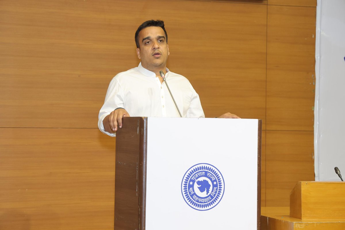 sanghaviharsh's tweet photo. કૃતજ્ઞતા સાથે ગુજરાત એસ.ટી.ના હ્રદયસ્થ કોરોના વોરિયર્સને સલામ ! 🙏🏻

​કોરોના મહામારીમાં ગુજરાત એસ.ટી. નિગમના ડ્રાઈવર, કંડક્ટર, મિકેનિક અને વહીવટી કર્મચારીઓએ પોતાના જીવની પરવા કર્યા વગર સેવા આપીને, ૩ રાજ્યમાં ૨૨,૯૫૩ ટ્રીપ કરીને ૬ લાખથી વધુ શ્રમિકોને સુરક્ષિત ઘરે પહોંચાડ્યા હતા અને આ ફરજ દરમિયાન આપણી સાથેના ૧૧૫ એસ.ટી. કર્મીઓએ (૩૯ ડ્રાઇવર, ૩૧ કંડક્ટર, ૨૯ વહીવટી કર્મી અને ૧૬ મિકેનિક) એ પોતાનો જીવ ગુમાવ્યો હતો.