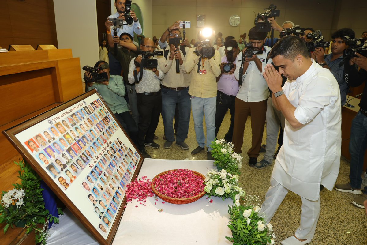 sanghaviharsh's tweet photo. કૃતજ્ઞતા સાથે ગુજરાત એસ.ટી.ના હ્રદયસ્થ કોરોના વોરિયર્સને સલામ ! 🙏🏻

​કોરોના મહામારીમાં ગુજરાત એસ.ટી. નિગમના ડ્રાઈવર, કંડક્ટર, મિકેનિક અને વહીવટી કર્મચારીઓએ પોતાના જીવની પરવા કર્યા વગર સેવા આપીને, ૩ રાજ્યમાં ૨૨,૯૫૩ ટ્રીપ કરીને ૬ લાખથી વધુ શ્રમિકોને સુરક્ષિત ઘરે પહોંચાડ્યા હતા અને આ ફરજ દરમિયાન આપણી સાથેના ૧૧૫ એસ.ટી. કર્મીઓએ (૩૯ ડ્રાઇવર, ૩૧ કંડક્ટર, ૨૯ વહીવટી કર્મી અને ૧૬ મિકેનિક) એ પોતાનો જીવ ગુમાવ્યો હતો.