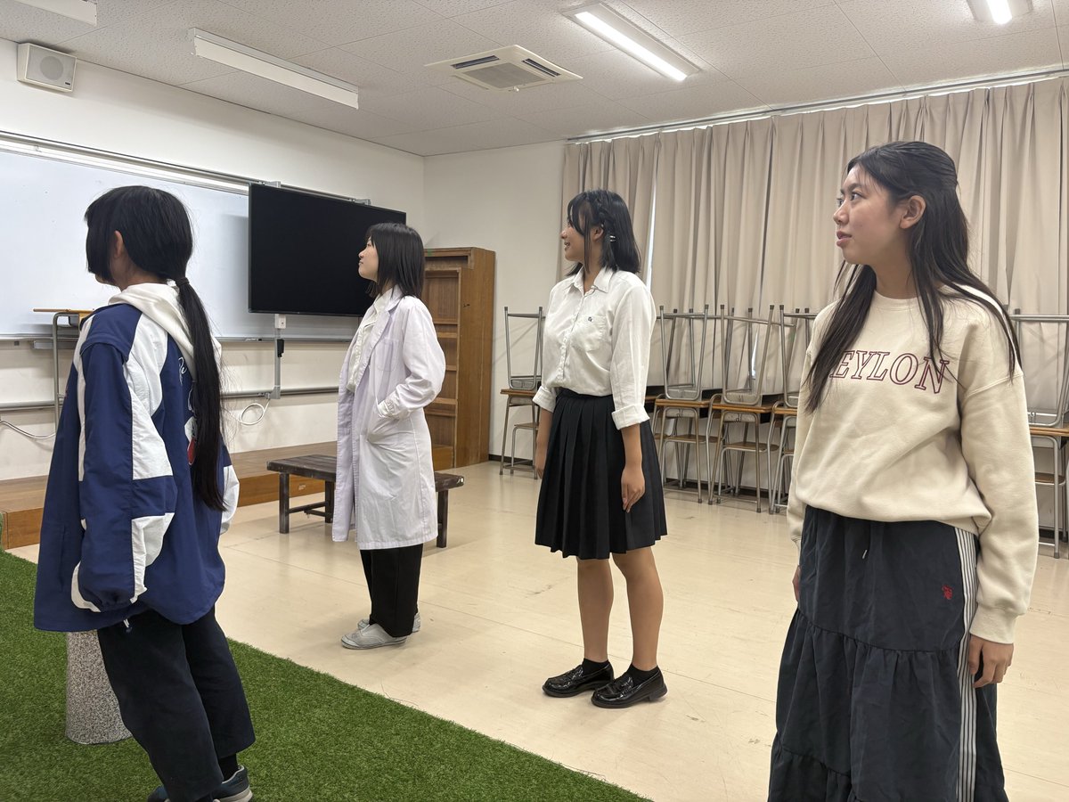 taki_2_engeki's tweet photo. 公演案内！
「高校演劇KOBEナツフェス2026」滝川第二演劇部は8月5日(水)13時・16時の2公演！
一部Wキャストで上演します！入場無料です！

「クジラが迷い込んだ日」
作:いぐりんとその仲間達
2023年初演の再演となります！
高3から中1まで登場する当作品をお見逃しなく！
#高校演劇　#滝二　#滝川第二 https://t.co/LocoAZ6H26