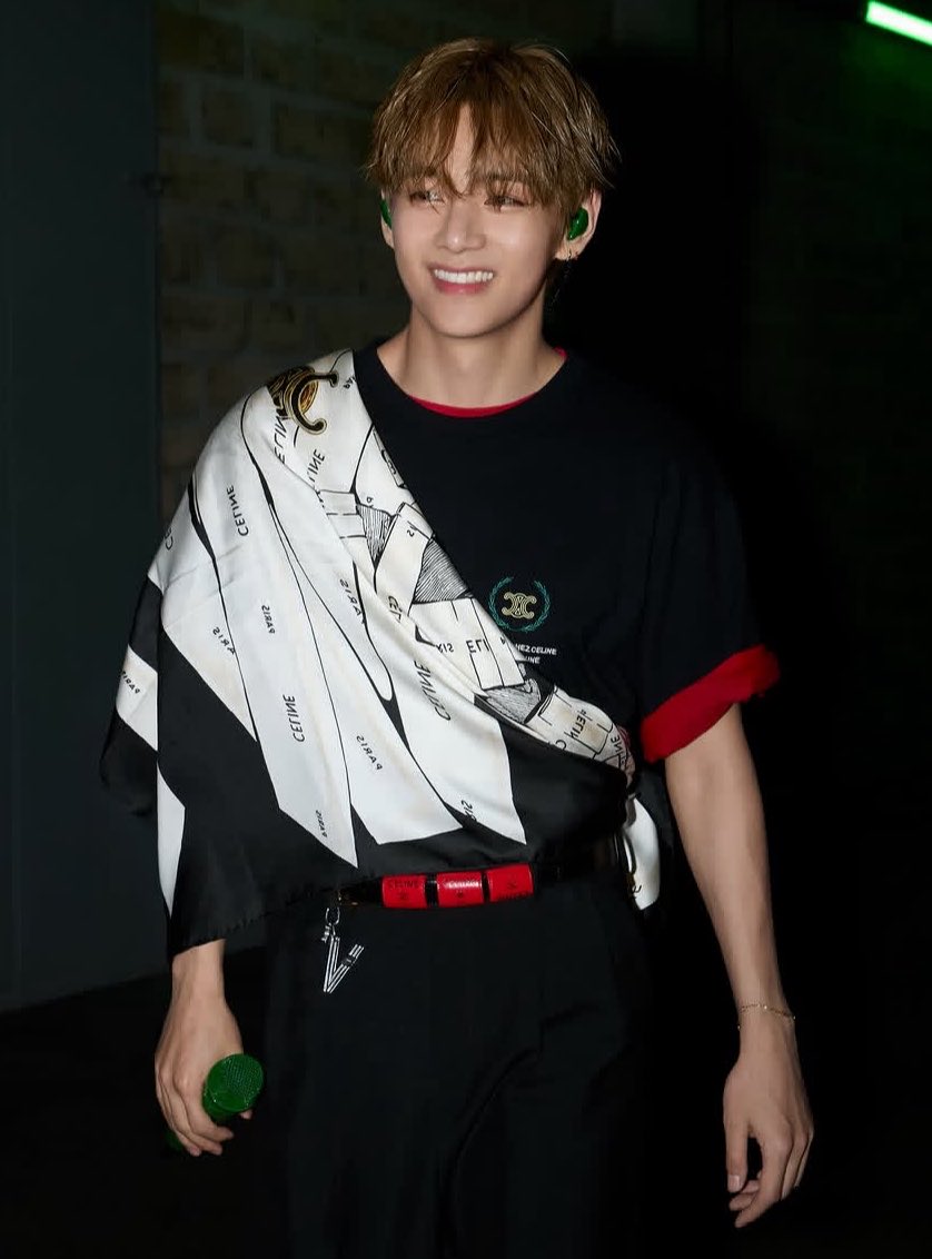 revesbleus's tweet photo. mensfolio giving taehyung the “human celine” title is so accurate bc no one embodies the identity of the brand quite like him. people instantly picture HIM when they think of celine https://t.co/ikGLdoNDae