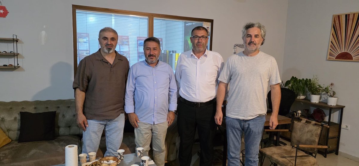HudaparCkmekoy's tweet photo. 📍 Merkez Mahallesi Ev Ziyaretleri
İlçe Başkanımız Sayın Selim Çiçek ve beraberindeki heyet, Merkez Mahallemizde ev ziyaretleri gerçekleştirdi.
Vatandaşlarımızın samimi misafirperverliği eşliğinde gerçekleştirilen ziyaretlerde talep ve öneriler dinlenerek hasbihâl edildi. Milletimizle gönül bağımızı güçlendiren bu buluşmaların hayırlara vesile olmasını temenni ediyor, saha çalışmalarımızı azim ve kararlılıkla sürdürüyoruz.
#çekmeköy