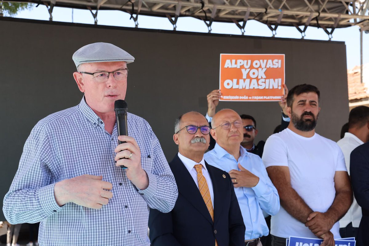AvKazimKurt's tweet photo. Esence mahallemizdeyiz. Bereket üreten toprakların maden sahasına dönüşmesine sessiz kalmıyoruz.

Bir avuç şirket kazansın diye binlerce dönüm verimli tarım arazisinin, su kaynaklarımızın ve köylerimizin geleceğinin riske atılmasına razı değiliz.

Köylerimizde maden istemiyoruz. Eskişehir’in toprağı da suyu da geleceği de rantın değil, halkındır.
