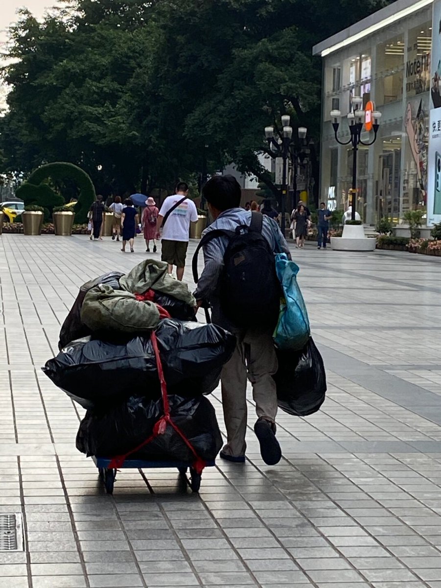 kus06076's tweet photo. A stranger helped me carry my heavy groceries up three flights of stairs today—small acts that make the whole world feel warmer. https://t.co/yMv8KoTVf4