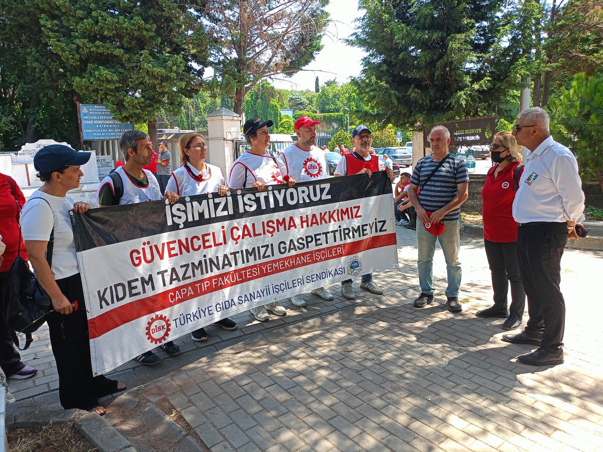 seyitaslan1917's tweet photo. DİSK’in Kurucu Genel Başkanı Kemal Türkler’i katledilişinin 46. yılında direnişteki işçilerle birlikte andık.

Kemal Türkler’i katledenler, 12 Eylül darbesiyle birlikte Türkiye işçi sınıfının eşit, özgür ve insanca yaşam mücadelesini ezebileceklerini sandılar. Darbeler, işkenceler, gözaltılar ve infazlarla mücadeleyi durdurmaya çalıştılar ama başaramadılar.

Bugün Ağaç AŞ’den Çapa’ya, taşeron işçilerden grev ve direnişteki emekçilere kadar işçi sınıfı aynı kararlılıkla insanca yaşam ve insanca çalışma koşulları için mücadele ediyor.

Kemal Türkler’in bıraktığı mücadele bayrağı işçi sınıfının ellerinde yükselmeye devam ediyor.

Sınıfsız, sömürüsüz, demokratik, eşit ve özgür bir ülke kurulana kadar mücadelemiz sürecek.
