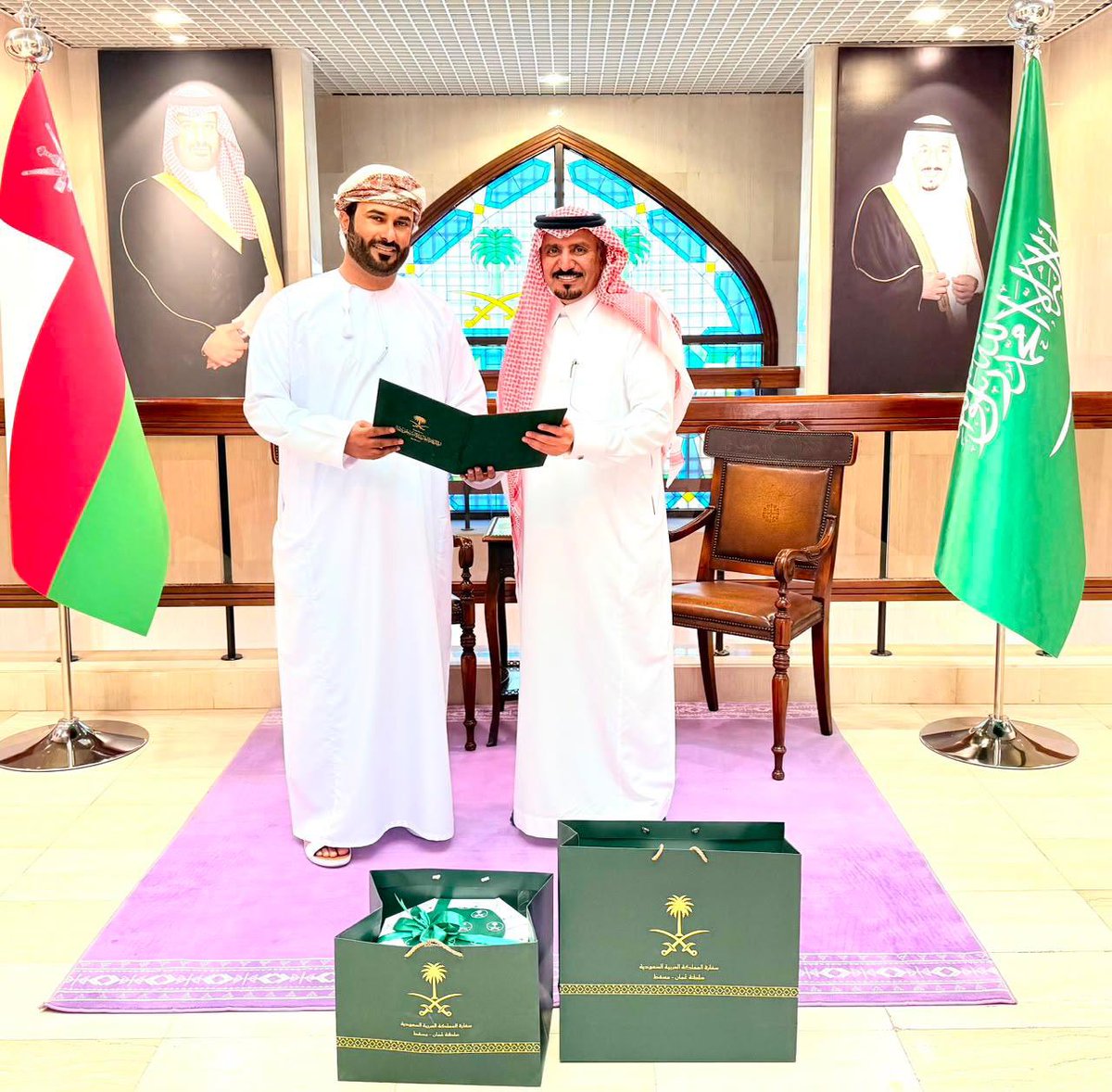 KSAembassyOM's tweet photo. استقبل سعادة #السفير_إبراهيم_بن_سعد_بن_بيشان في مقر السفارة  المواطن العماني زايد بن ناصر البطحري، وأعرب له شكره وتقديره  على موقفه المشرف وتعاونه الإنساني النبيل  للحادث الذي ألمّ بالأسرة السعودية، وأكد سعادته أن هذه المواقف تجسد أواصر التلاحم بين الشعبين الشقيقين https://t.co/yteLyhrpse