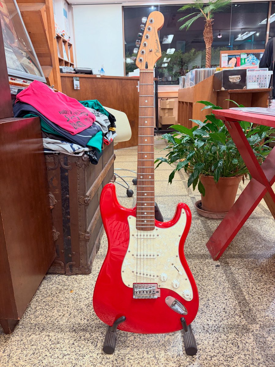 Mavis ストラトタイプ レッドメタリック 中古エレキギター入荷🎸 Mavis ストラトタイプ ダコタレッドカラーが