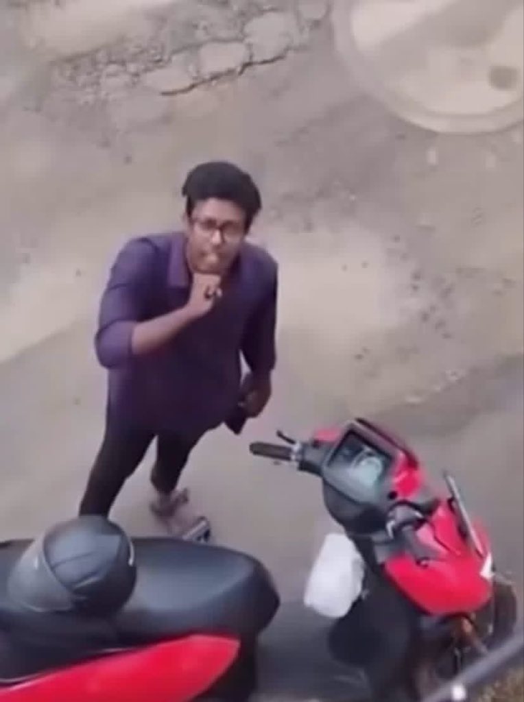 shivtweetzz's tweet photo. நேற்று ஒரு Zomato Delivery Boy-யை கிட்டத்தட்ட 9 நிமிடங்கள் தொடர்ந்து தரக் குறைவான வார்த்தைகளால் திட்டும் வீடியோவை பார்த்தேன்.

அந்த lady விடாம 9 நிமிஷமும் கெட்ட வார்த்தை தான், வடிவேலு மனதை திருடி விட்டாய் படத்தில் Enough enough என்று சொல்வது போல 🤦🏻‍♂️🤦🏻‍♂️ 

அதில் 95% அதிகமாக ஆபாசமாக பேசியது அந்த Lady-தான். அதே நேரத்தில், இதை Social Media-வில் போட்டு உன் மானத்தை வாங்குறேன் - என்று மிரட்டுவதும் இருந்தது.

Social Media-வை நீதிமன்றமாக மாற்றி, ஒரு வீடியோவை வெட்டி, ஒட்டி post செய்து,  ஒருவரை குற்றவாளியாக்கி, அனுதாபம் தேடும் கலாச்சாரம் நாளுக்கு நாள் அதிகரித்து வருவது தான் மிகவும் கவலைக்குரிய விஷயம்.