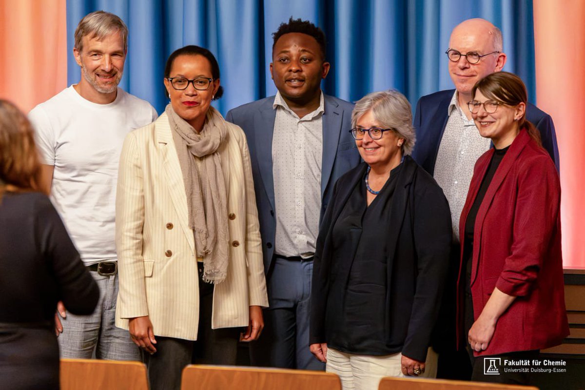 MinisterEDU_NC's tweet photo. MINEDUNC
22 Juillet 2026 |

• À Essen, la RDC porte la voix de l’éducation des filles et des sciences

• Le mardi 21 juillet 2026, la ministre d’État, ministre de l’Éducation Nationale et Nouvelle Citoyenneté, @malu_raissa,a pris part à la première européenne du documentaire Seeds of Science, organisée à Essen, en Allemagne, en collaboration avec l’Université de Duisburg-Essen.

• Co-Produit par le physicien camerounais Stéphane Kenmoe, Seeds of Science retrace le parcours d’une jeune fille passionnée de sciences qui, malgré les obstacles sociaux, culturels et économiques, poursuit son rêve de devenir scientifique. À travers son histoire, le film rappelle que l’égalité d’accès à l’éducation, aux sciences et aux ressources essentielles demeure un enjeu majeur pour le développement des sociétés.

• À l’issue de la projection, la ministre d’État est intervenue lors d’un panel de haut niveau. Elle y a présenté les principales réformes engagées en République Démocratique du Congo pour bâtir une école plus inclusive.

• Elle a réaffirmé que permettre aux filles d’accéder aux sciences, d’y réussir et d’y exercer pleinement leur talent constitue un levier essentiel pour le développement de la République Démocratique du Congo, de l’Afrique et du monde.

@Presidence_RDC
@PrimatureRDC 
@Com_mediasRDC