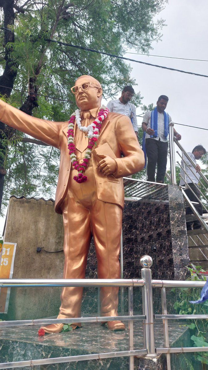 aazad_dine22315's tweet photo. दिल्ली के जंतर-मंतर पर अपने हक़ और शिक्षा के लिए आवाज़ उठा रहे छात्र-छात्राओं पर जिस तरह अत्याचार किया जा रहा है, वह बेहद निंदनीय है। इस दमनकारी रवैये के खिलाफ हमारी जंग जारी रहेगी। 
​हम हर छात्र के साथ पूरी मजबूती से खड़े है जिसने पुलिस की लाठियां सही हैं, और उस हर बहन के साथ खड़े है जिसका उत्पीड़न हुआ है। शिक्षा व्यवस्था को बर्बाद करने वाले ध��्मेंद्र प्रधान को तुरंत इस्तीफा देना होगा।

​भीम आर्मी अब पूरी तरह मैदान में है! हमारे नेता और नगीना सांसद चंद्रशेखर आजाद जी संसद के भीतर धरना दे रहे हैं, और भीम आर्मी के राष्ट्रीय अध्यक्ष माननीय विनय रतन सिंह जी सड़कों पर उतरकर प्रदर्शन कर रहे है और हम भी छत्तीसगढ़ के स��़को पर संघर्ष कर रहे है देखते हैं यह दमनकारी सरकार कब तक जनता और छात्रों की आवाज़ को दबाती है!
#मेरा_नेता_मेरा_स्वाभिमान
#vinayratansingh
#chandra_shekhar_aazad