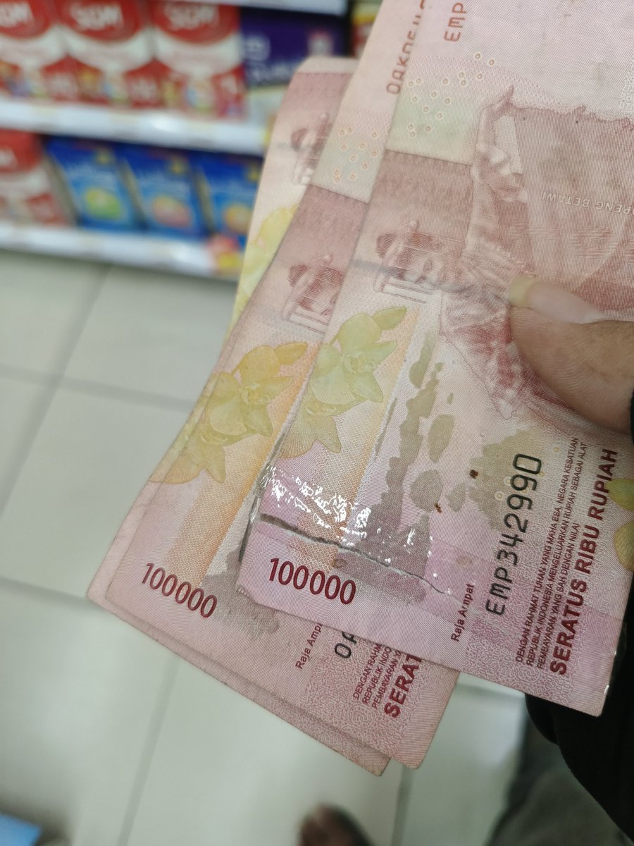 Ak2222105's tweet photo. Bisa bisanya duit kek gini lolos di ATM tarik tunai @HaloBCA @BankBCA https://t.co/EgV8CW2ut5