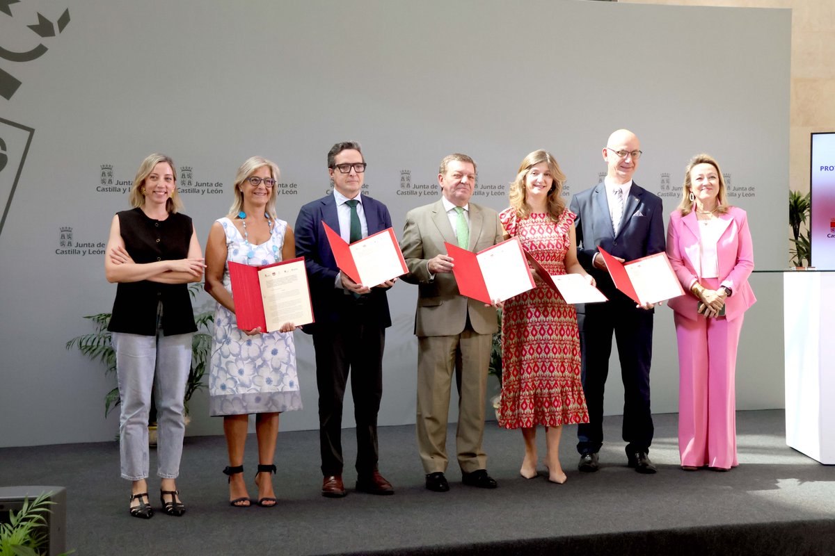 jcyl's tweet photo. 🤝@jcyl, @usal, @UVa_es, @unileon y @UBUEstudiantes unen esfuerzos para favorecer el retorno del talento y reforzar vínculos con la ciudadanía en el exterior

➡️8 becas para cursar estudios oficiales de máster en #CyL
➡️Cada ayuda, dotada con 10.000 €

https://t.co/Y0MQmSZAvL https://t.co/4FyJHaZsH2
