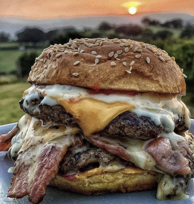FoodVerse0786's tweet photo. Burger time 🍔 https://t.co/lmEX5MpTTC