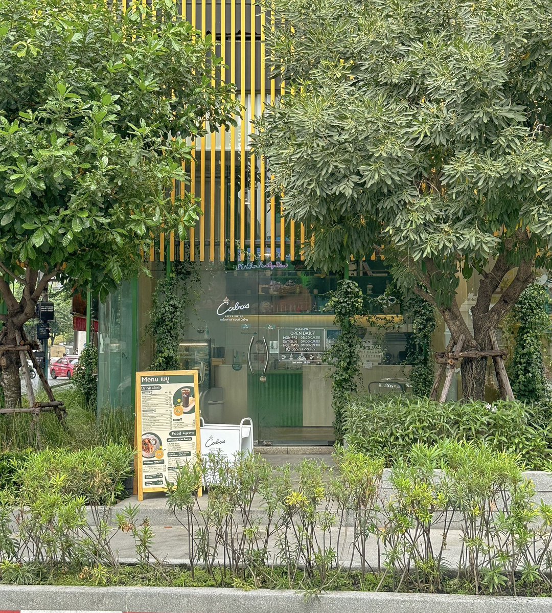 rnrnrnctctct's tweet photo. ฝากคาเฟ่หน่อยค้าบ🫶Cabo’s cafe
ร้านโทนเขียวเหลืองอยู่ใกล้ๆbtsห้าแยกลาดพร้าว/mrtพหลโยธิน เดินมาได้สะดวกมากๆหรือใครเอารถมาก็สามารถจอดที่โลตัสลาดพร้าวได้ค่ะ ทางร้านมีทั้งเครื่องดื่มขนม และอาหาร สามารถใช้ไทยช่วยไทยได้ด้วยน้า หรือใครหาคาเฟ่จัดวันเกิดให้ศิลปินก็มีบริการชั้น2-3ด้วยค่า https://t.co/XJ2glgS8jI