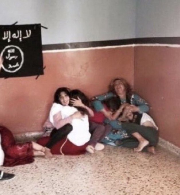 voxsincomplejo's tweet photo. Terroristas del Estado Islámico asesinaron a niños yazidíes delante de sus madre
Violaban a las madres y las dejaban morir d hambre durante días, luego mataban a los niños, cocinaban sus cuerpos y servían la carne con arroz para q las madres, sin saberlo, se comieran a sus hijos. https://t.co/hCCL0aADbt