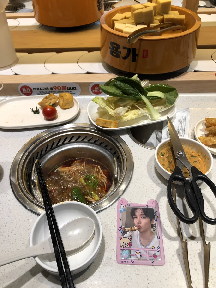 cookie2andcream's tweet photo. 용가훠궈가면꼭치즈볼많이먹어야돼... https://t.co/cajVt4rx4H