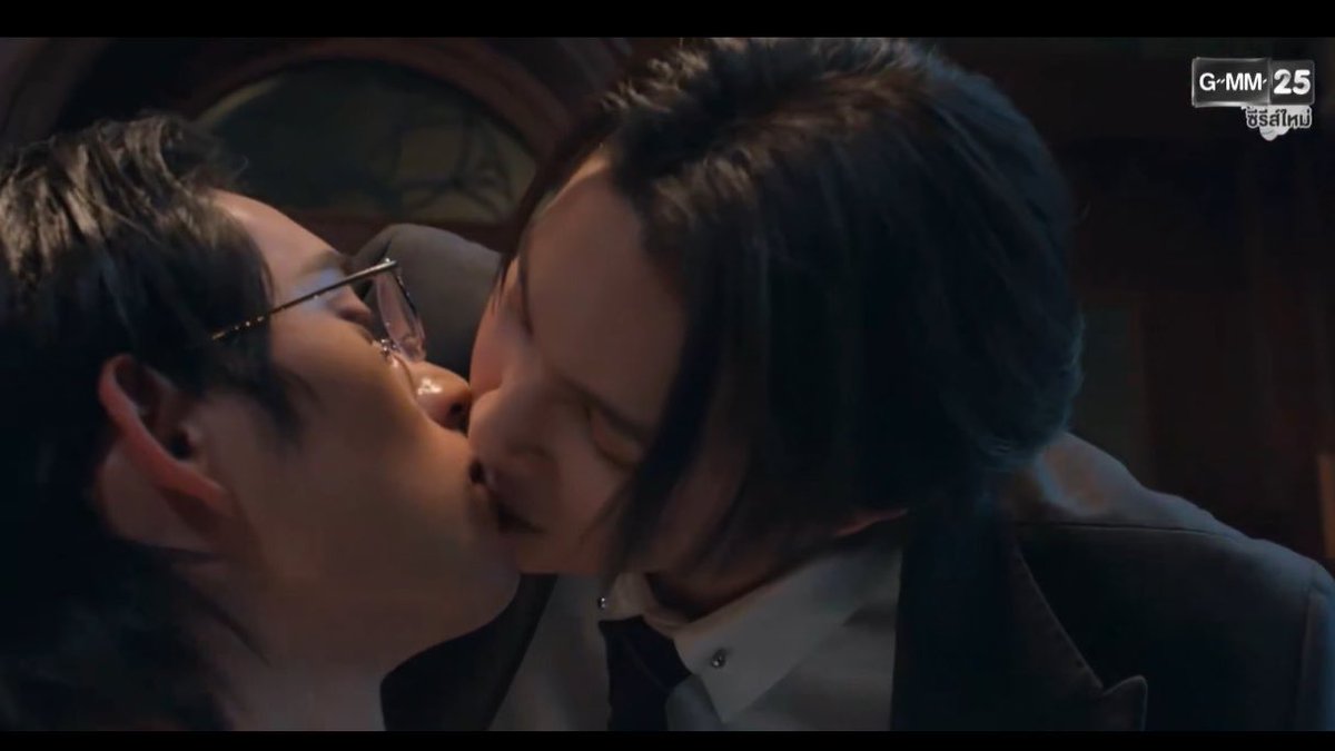WilliamEst4eva's tweet photo. which part do u like the most of each other?
🦈 :his lips beautiful,thin lips

🎸: can I choose more than one thing? If I have to choose only one ,That would be his lips, I like his heart shaped lips 

Part of the reasons why we get insane kiss scenes from them😭 https://t.co/s7HJ8IqqOx