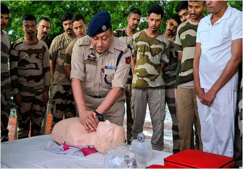 kashmirwatch06's tweet photo. The #IndianAcademy of Paediatrics, in collaboration with Railway Police, #Jammu, conducted a CPR training workshop at Jammu Railway Station on National CPR Day. Over 100 Railway Police, CISF and station staff were trained to respond to cardiac emergencies. ❤️

#Jammu #CPRDay https://t.co/hCnTXMy00a
