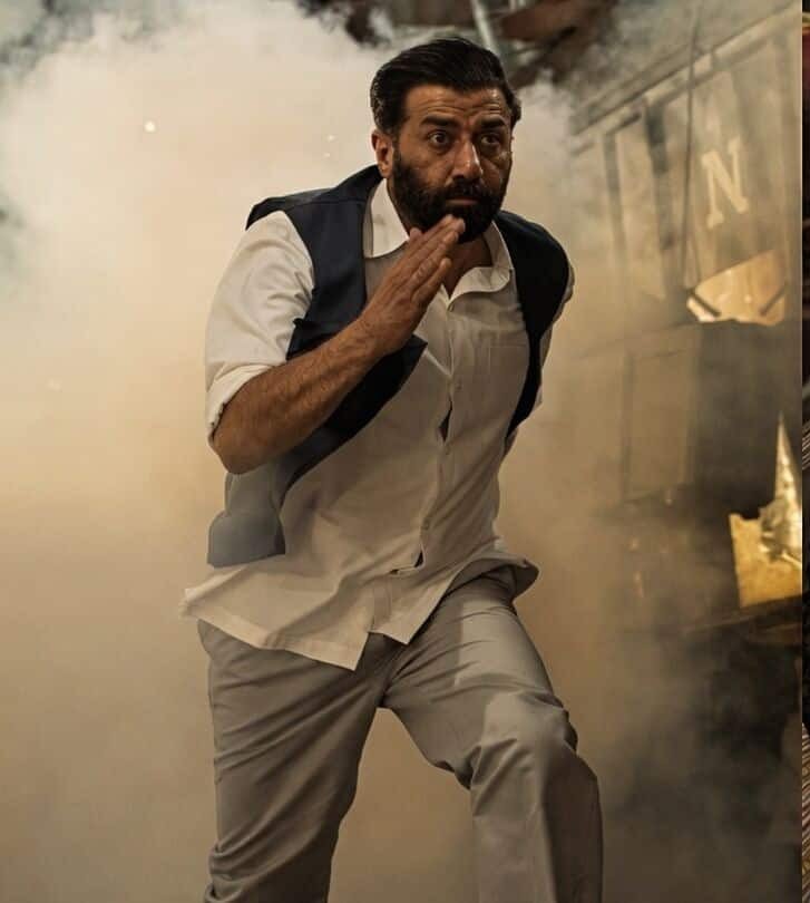 KashifCriticz's tweet photo. While I respect the dedication and heavy financial investments of the producers, releasing movies and teasers in the current national climate is a massive mistake. The audience's excitement for cinema has completely dried up as of Now! 

Just look at the lack of hype for #Batwara1947 and #Awarapan2 🫢