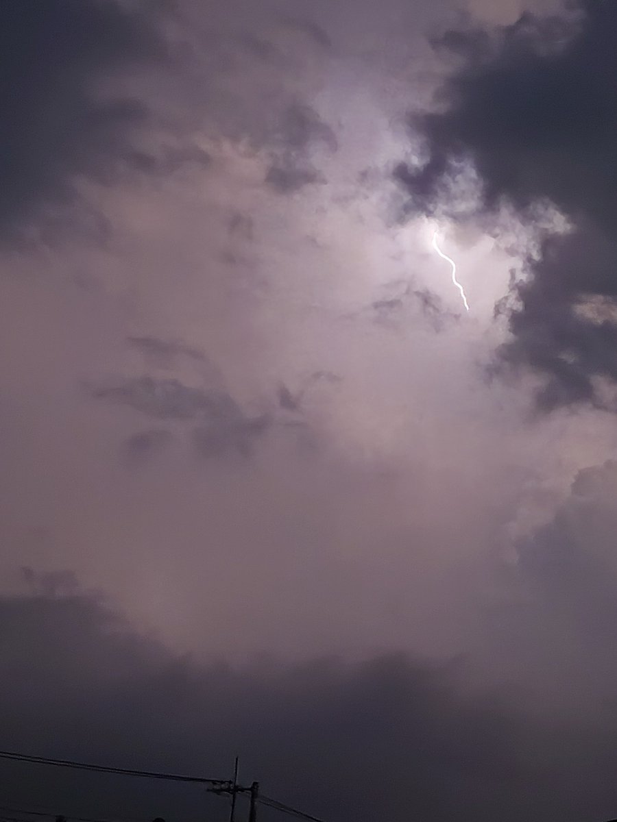 Worldyowane's tweet photo. 100枚撮ってやっと雷の写真を撮れた。

月も出ていたけど急に風と雲が出てきたので雨が降ってくるかも？ https://t.co/fGvxOwHW1Z