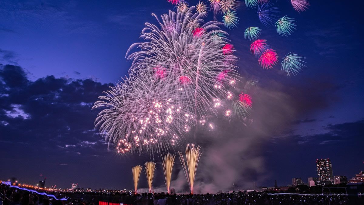 event_checker's tweet photo. 🎇14,000発の大迫力！

東京の夏を代表する
「江戸川区花火大会」開催

江戸川を挟んで
「市川市民納涼花火大会」と同時開催

名物「富士の大仕掛け」も必見です

📅 8/1(土)
📍 江戸川河川敷✨

→ https://t.co/bawiPaAR3k https://t.co/mOwnPMjsUa