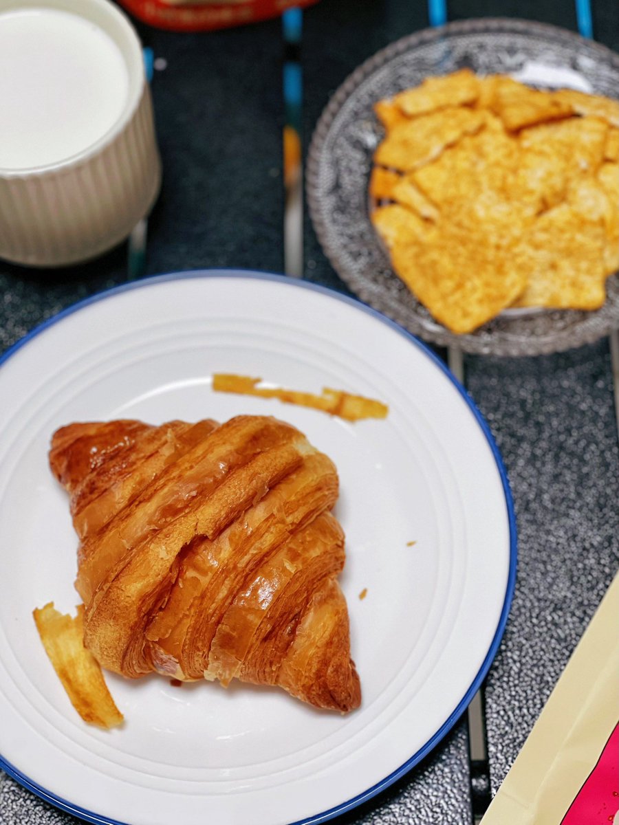 poxx_paxx's tweet photo. Just grabbed the most buttery croissant from the corner bakery—flaky layers that melt in my mouth, perfect start to the day , https://t.co/qcONvQLufD