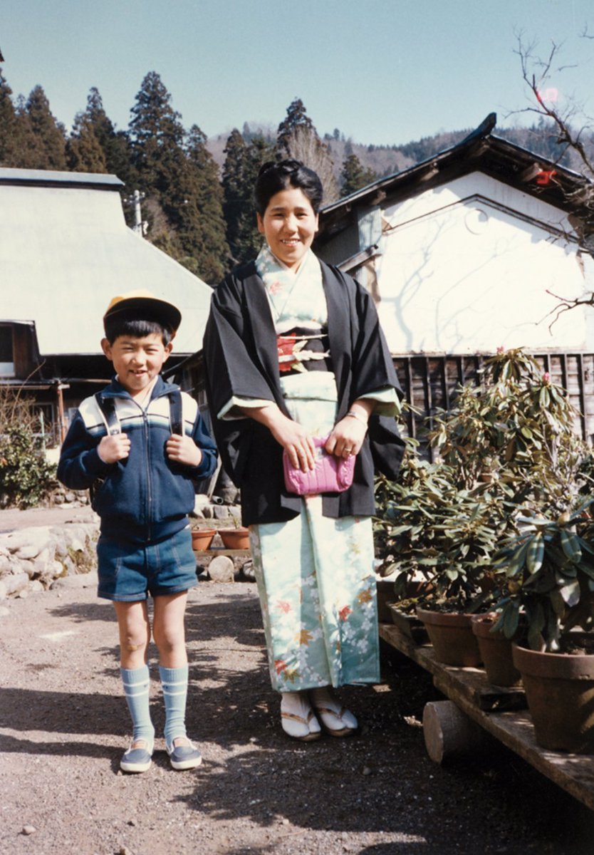 kushinon's tweet photo. 太平洋戦争で夫が生死不明となった増山たづ子は、故郷である岐阜県徳山村のダム計画が現実味を帯びてくると、村の記録を残すために、生活音を録音するだけでなく、60歳でカメラを手に村の撮影を開始。廃村後も、88歳で他界するまで撮影を続け、没後は10万カットのネガと600冊ものアルバムが残された。
こうした彼女の営みと残された記録には、単なる「個人の郷愁」にとどまらない深い背景が存在する。そこには、「国が一度やろうと思ったことは、戦争もダムも必ずやる」という言葉に表れているように、国家の巨大な政策によって夫を奪われ、さらに故郷まで沈められるという理不尽に対する強烈な抵抗と告発の意志が、一貫した原動力として流れていた。
撮影に際しては、年金の大部分をフィルム代や現像代、カメラの購入に充てるなど、私財を投げ打つ執念を見せた。彼女は村の消滅と自身の記録の営みを「ミナシマイ」と表現し、消えゆく故郷の運命を最後まで見届けるという強い覚悟を貫いている。
そのレンズを通じて捉えられたのは、日本最大級のダム計画に翻弄され、全村水没という過酷な運命をたどった徳山村の動態であった。住民間の摩擦や解体のプロセスなど、村が崩壊していく生々しい社会的な現実が克明に刻まれている。
結果として、約10万カットのネガと約600冊の手造りアルバムは、個人の執念による記録にとどまらず、日本の戦後開発の歴史や昭和という時代の変容を伝える極めて一級の民俗学的・文化的遺産として、現在へと広く継承されている。