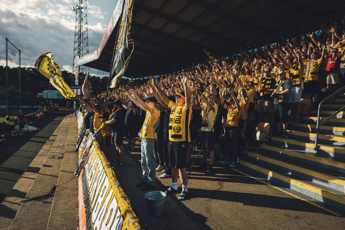 BlagIgen's tweet photo. Blev gripen igår efter matchad av fem snutar som står och väntar på mig bakom läktaren påväg ut efter matchen. Anledningen? 
Jag och 30-tal till hoppar över reklamskyltarna vid livets första Europamål på Strandvallen. 
Yrkar på avstängning och dagsböter. Alltid ska det vara något https://t.co/2t1PUQaEuq