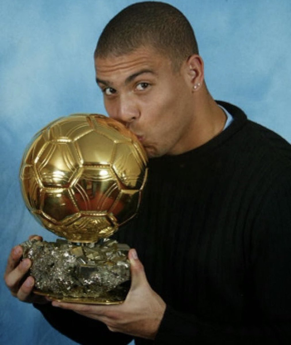 _BeFootball's tweet photo. 🚨 Au XXIe siècle, 3 joueurs ont remporté le BALLON D’OR en étant champions du monde en titre ! 🌕🌍 

✅🇧🇷 - 2002 : Ronaldo 🇧🇷
✅🇮🇹 - 2006 : Cannavaro 🇮🇹 
❌🇪🇸 - 2010 : Messi 🇦🇷 
❌🇩🇪 - 2014 : Ronaldo 🇵🇹 
❌🇫🇷 - 2018 : Modric 🇭🇷 
✅🇦🇷 - 2022 : Messi 🇦🇷 
❌🇪🇸 - 2026 : ❓ https://t.co/DQIJ5sFgFe