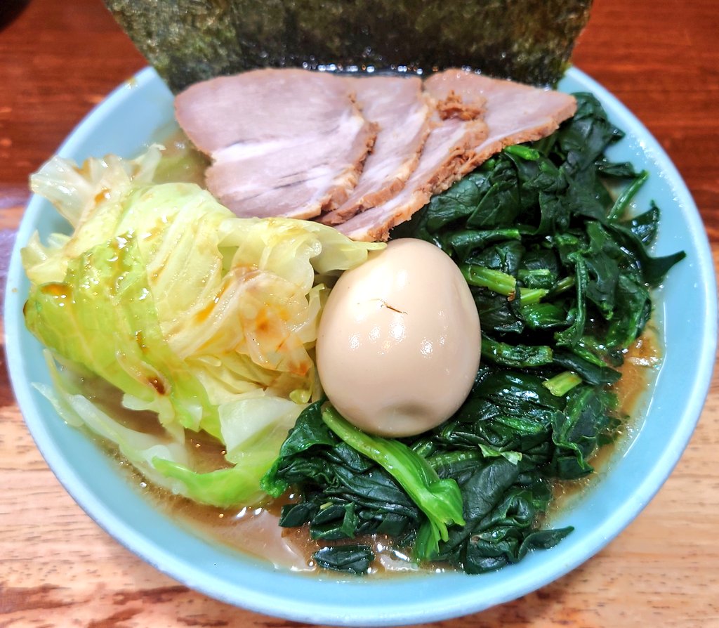 komurae's tweet photo. たまには家系もいいよね🍜🤤

＃おそとごはん
＃ラーメン
＃家系
＃家系ラーメン
＃チャーシューメン
＃チャーシューラーメン
＃チャーシュー
＃叉焼
＃ほうれん草
＃ホウレンソウ
＃玉子
＃煮玉子
＃キャベツ
＃海苔
＃のり https://t.co/ZRr1rwpo2h