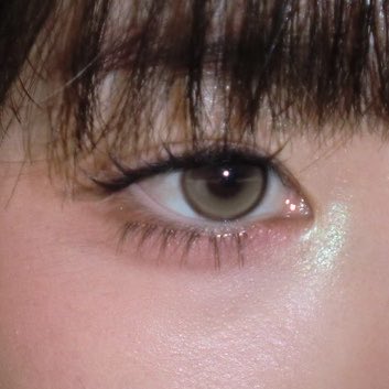 pinkjangajji's tweet photo. 마이피픈 비브 벤티 오트밀 ♡ 

디카로 찍은 사진이 렌즈가 잘 나와서 올립니다 
정면샷과 측면샷 📸

내가 껴본 축고정렌즈 중에 제일 착용감 좋고 
안 건조함
색감도 오묘하게 너무 잘 뽑았다.
그래픽도 인위적이지않고 예쁩니다 
이��� 끼고 눈 외국애기 같다는 소리 많이들음

차콜색상도 사서 껴봐야겠다..♡