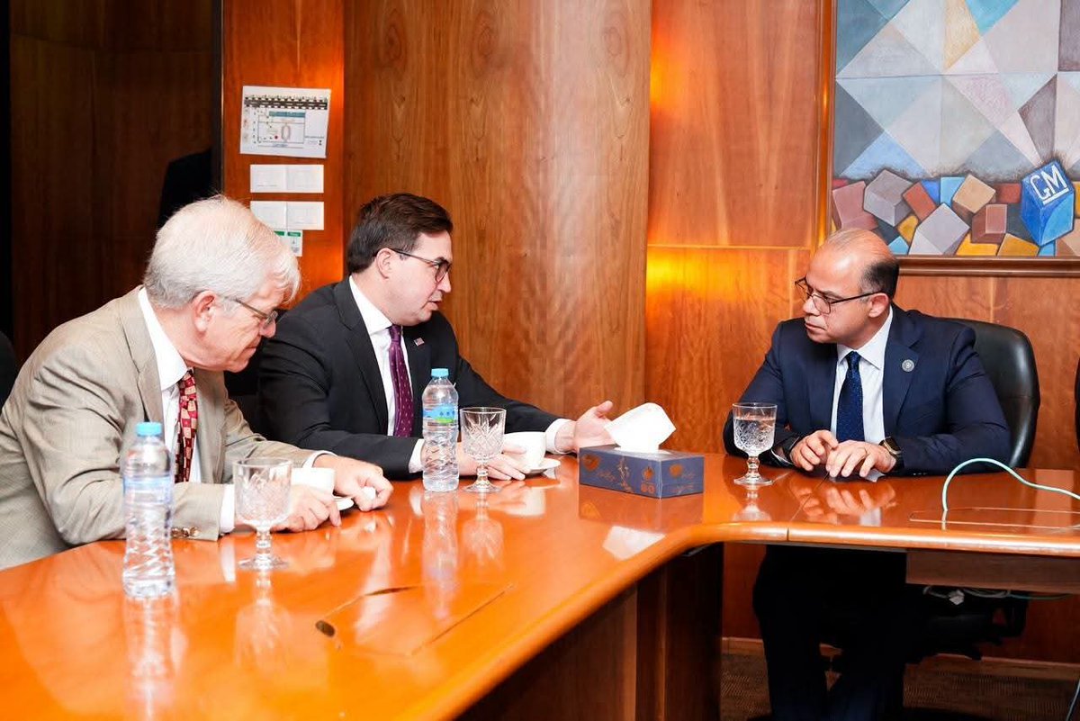 engazatmasr2020's tweet photo. ■ وزير الاستثمار يشارك في حفل إعلان جنرال موتورز مصر إتمام إجراءات دخول السيارات المصنعة في أمريكا والمطابقة لمعايير السلامة الفيدرالية إلى السوق المصري

■ وزير الاستثمار يتفقد خطوط الإنتاج ويؤكد أن مصر جاهزة لتعميق صناعة السيارات وزيادة المكون المحلي لتعزيز ت��افسية الاقتصاد 

■ الدكتور محمد فريد صالح: الفعالية تعكس قدرات الاقتصاد المصري التنافسية على اجتذاب وتشجيع الاستثمارات الكبيرة 

■ روهان فرنانديز، الرئيس التنفيذي والمدير العام لجنرال موتورز مصر وأفريقيا: اعتماد معايير السلامة الفيدرالية الأمريكية يعزز تنافسية السوق المصرية ويدعم توسع «جنرال موتورز»

■ ستيفن هاينز، مساعد وزير التجارة الأمريكي للصناعة والتحليل: الخطوة توسع فرص نفاذ السيارات الأمريكية إلى السوق المصرية وتوفر خيارات أكبر للمستهلكين

قام الدكتور محمد فريد صالح، وزير الاستثمار والتجارة الخارجية، بزيارة مصنع شركة «جنرال موتورز مصر» بمدينة السادس من أكتوبر، حيث تفقد خطوط الإنتاج واطلع على خطط الشركة للتوسع في السوق المصرية، كما شارك في مراسم الإعلان عن فتح السوق المصرية أمام السيارات المطابقة لمعايير السلامة الفيدرالية الأمريكية للمركبات (FMVSS)، وذلك بحضور المهندس خالد هاشم وزير الصناعة، والسيد ستيفن هاينز مساعد وزير التجارة الأمريكي، والسيد روبرت سيلفرمان القائم بالأعمال بسفارة الولايات المتحدة الأمريكية بالقاهرة، والسيد روهان فرنانديز الرئيس التنفيذي والمدير العام لشركة جنرال موتورز مصر وأفريقيا، إلى جانب عدد من مسؤولي الشركة والحكومتين المصرية والأمريكية.

وأكد الوزير أن العلاقة بين جمهورية مصر العربية وشركة «جنرال موتورز» تعد واحدة من أقدم الشراكات الاقتصادية بين مصر والولايات المتحدة الأمريكية، وتمتد لأكثر من أربعة عقود، بما يعكس الثقة المتبادلة في الاقتصاد المصري، مشيرًا إلى أن الدولة حريصة على تهيئة بيئة استثمارية جاذبة تمكن الشركات العالمية من التوسع في السوق المصرية وزيادة استثماراتها.

وأضاف الدكتور محمد فريد صالح أن هذه الفعالية تعكس قدرات الاقتصاد المصري التنافسية على اجتذاب وتشجيع الاستثمارات الصنا��ية الكبرى، في ظل ما تنفذه الدولة من إصلاحات مستمرة لتحسين بيئة الاستثمار، بما يعزز ثقة الشركات العالمية في السوق المصرية ويدعم خططها للتوسع والإنتاج والتصدير، مؤكداً أن الدولة مستمرة في تهيئة مناخ استثماري أكثر تنافسية يدعم جذب الاستثمارات النوعية ونقل التكنولوجيا وتعزيز القيمة المضافة للاقتصاد الوطني.

وقال الدكتور محمد فريد صالح إن الدولة تعمل بمنظومة متكاملة لتعميق التصنيع المحلي وزيادة نسب المكون المحلي في صناعة السيارات، وذلك من خلال التنسيق بين مختلف الجهات المعنية، وفي مقدمتها وزارة الصناعة، بما يضمن تكامل السياسات الاستثمارية والصناعية والتمويلية لتحقيق مستهدفات الدولة في زيادة الإنتاج وتعزيز القدرة التنافسية للصناعة المصرية.

وأضاف أن مصر تمتلك العديد من المقومات التي تؤهلها لتكون مركزًا إقليميًا لصناعة السيارات، في ضوء موقعها الاستراتيجي، والبنية التحتية المتطورة، وشبكة اتفاقيات التجارة الحرة التي تتيح النفاذ إلى أسواق إقليمية ودولية واسعة، وهو ما يفتح آفاقًا كبيرة أمام الشركات العاملة في القطاع للتوسع في الإنتاج والتصدير.

وأشار الوزير إلى أن السوق المصرية تضم أكثر من 2000 شركة أمريكية تعمل في مختلف القطاعات، وفقًا لبيانا�� الهيئة العامة للاستثمار والمناطق الحرة، بما يعكس تنوع الاقتصاد المصري وجاذبيته للاستثمارات الأجنبية، لافتًا إلى أن العلاقات الاقتصادية بين مصر والولايات المتحدة تقوم على المصالح المتبادلة، حيث تمتلك أيضًا شركات مصرية استثمارات وأنشطة في السوق الأمريكية، الأمر الذي يعزز فرص توسيع التعاون الاقتصادي بين البلدين.

وأوضح الدكتور محمد فريد، أن الوزارة تواصل تنفيذ برنامج شامل للإصلاحات يستهدف تحسين مناخ الاستثمار وتيسير ممارسة الأعمال، من خلال تبسيط الإجراءات، وتيسير زيادات رؤوس الأموال، وتطوير منظومة خدمات المستثمرين، إلى جانب تحديث آليات التعامل مع ع��ليات الاندماج والاستحواذ، بما يعزز كفاءة بيئة الأعمال ويواكب أفضل الممارسات الدولية.

وأضاف أن بناء سياسات اقتصادية فعالة يتطلب توافر بيانات دقيقة ومحدثة، وهو ما تعمل عليه الوزارة من خلال استكمال قاعدة بيانات الاستثمارات، والالتزام بتحديث بيانات الشركات وتقديم القوائم المالية وفقًا لأحكام القانون، بما يوفر صورة دقيقة لحجم الاستثمارات وتطورها، ويعزز قدرة الدولة على صياغة سياسات اقتصادية تستند إلى معلومات موثوقة، بما يقلص الفجوة الزمنية بين توافر البيانات واتخاذ الق��ار، ويرفع كفاءة التخطيط وصنع السياسات الاقتصادية.