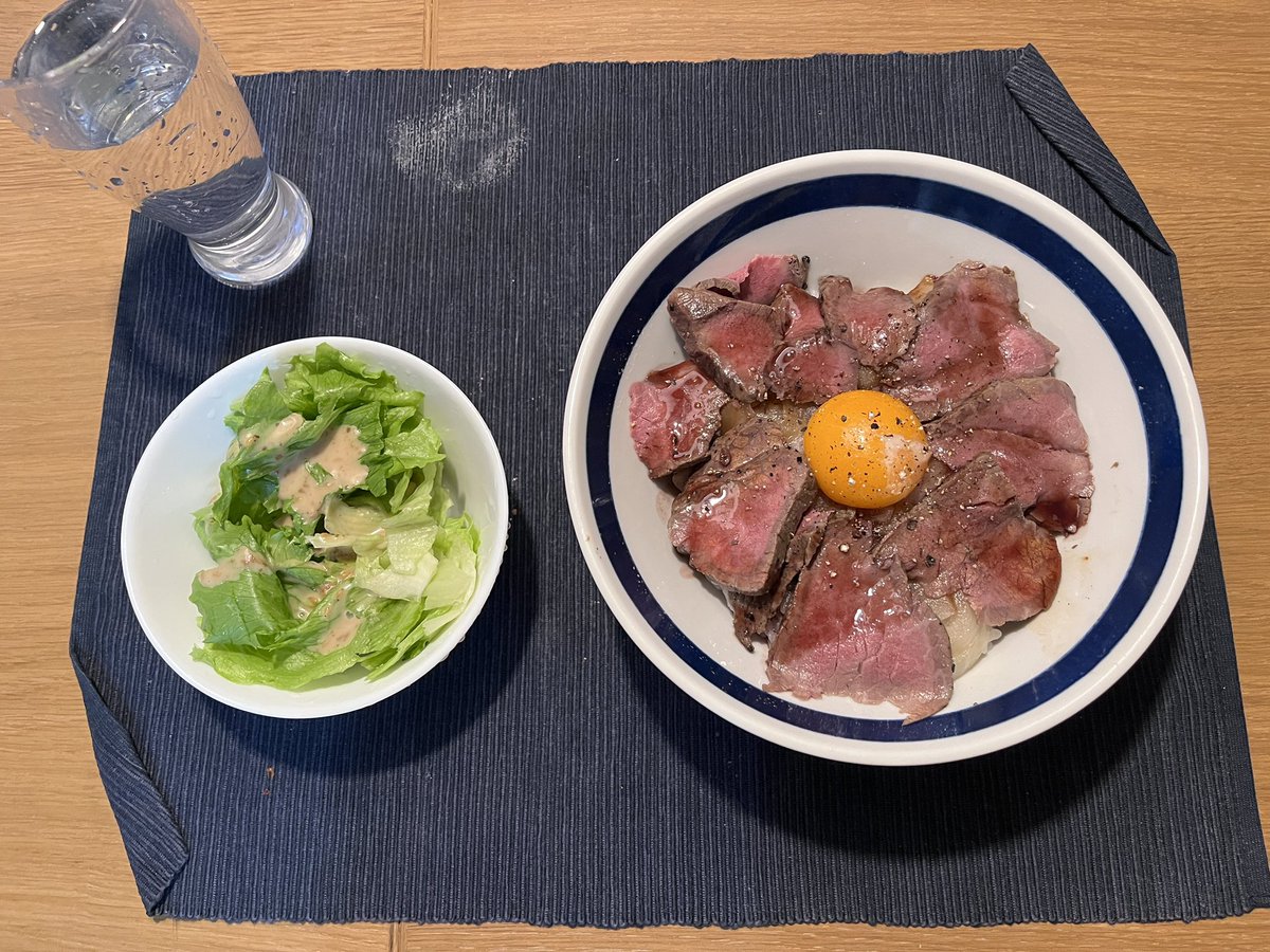 TP_113_'s tweet photo. 自家製ローストビーフ丼 https://t.co/k654bysIGh