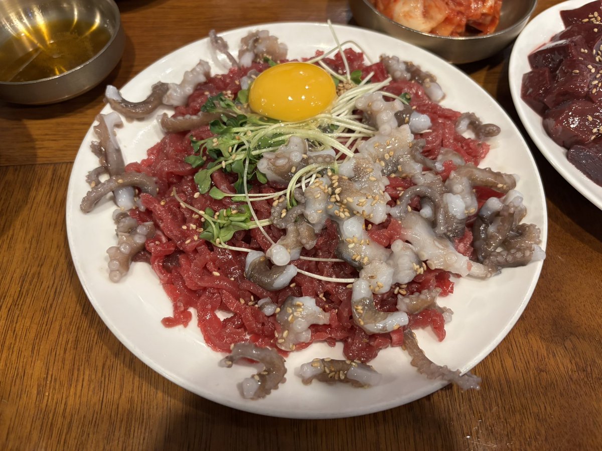 hato__popoo's tweet photo. リスクがあるのはわかってるけど、韓国行ったら生肉食わなきゃ気が済まないのよね〜...。マッコリで流し込むのうめえ〜...。 https://t.co/NmUe1BzAjC