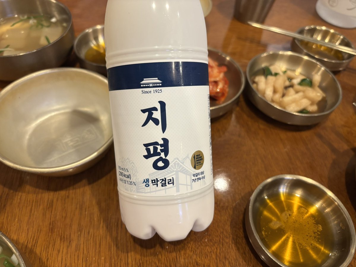 hato__popoo's tweet photo. リスクがあるのはわかってるけど、韓国行ったら生肉食わなきゃ気が済まないのよね〜...。マッコリで流し込むのうめえ〜...。 https://t.co/NmUe1BzAjC