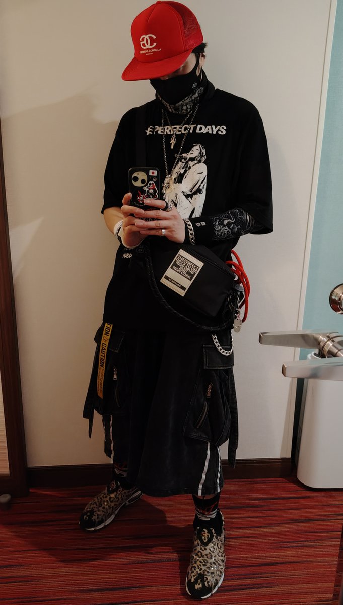 siroatoriw's tweet photo. 先週の黒夢の3Daysに行った時、超絶久々に自撮りしたので上げようと思います。日によって服変えたくてわざわざ白いラバーソール持って行った。

ところでこのショルダーバッグ、今回のライブグッズなんですがめちゃくちゃいい。デザインも造りもよくて、大きさも絶妙。これ税込5000円って安いと思う。 https://t.co/9supeTMcPi