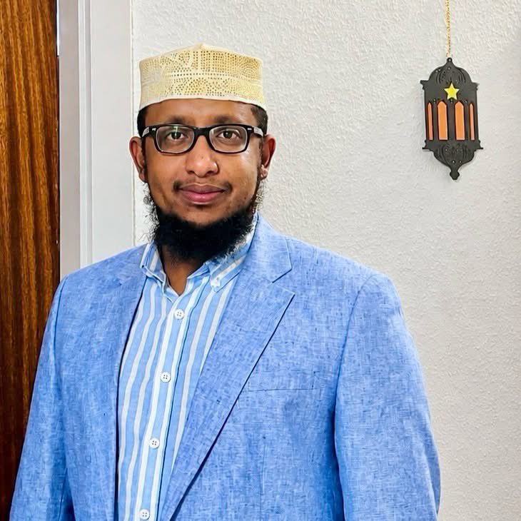 hrmarcussen's tweet photo. Danmark har ulykkeligvis givet asyl til shariatilhængeren og Danmark-haderen Mohamed Abdi Kahn.

Med dette opslag er det mit klare formål at få politikerne til helt konkret at genvurdere hans sag og den lovgivning, der har ført os hertil. For Mohamed skal ikke være her. Det håber jeg vil stå tydeligt for enhver, der læser dette opslag. 

Mohamed kom til Danmark i 2015 med sine fem børn og kalder sig politisk flygtning fra Etiopien. Han fik asyl i 2016.

Mohamed er dog ikke fra Etiopien, men fra Somalia. Og allerede her begynder det at blive lidt mærkeligt i mit hoved. For nok er Mohamed flygtet fra Etiopien, hvor han var forretningsmand, men hvorfor skal han være her og ikke i sit hjemland, Somalia? Ikke mindst med tanke på, at han med jævne mellemrum besøger landet helt uden problemer. Det vidner om et defekt system.

Egentlig ville Mohamed have søgt asyl i Norge, men han blev registreret i Københavns Lufthavn med det resultat, at han efter eget udsagn har fået asyl i dette »lorteland« mod sin vilje.

Siden da har Mohamed ikke udvist andet end grænseløs foragt for det land og det folk, som har givet ham asyl.

»Jeg vil aldrig opdrage mine børn efter danske værdier,« siger han den ene dag, mens han den næste gør det klart, at danskerne har dårlige værdier og lider af åndelig fattigdom. Mohamed er langt mere til burka, homohad, kønsopdelt svømning og sharia, som han taler meget om.

I Danmark har Mohamed fået et sjette barn, som han for nylig delte et foto af med sine 18.000 følgere. Formålet med at vise sin tørklædeklædte, seks-syvårige datter frem for verden var at formidle det budskab, at forældre bør påføre små piger islamisk tørklæde og fylde dem med mest muligt islam fra en tidlig alder.

Mohamed er selvfølgelig også Hamas-sympatisør af den slags, der deler dehumaniserende, antisemitiske rottebilleder af jøder. Desuden betragter han Taliban som en befrielsesorganisation.

Sidst, men ikke mindst, er han sigtet for at have opfordret til vold mod en dansk journalist.

Lad mig gøre det helt umisforståeligt: Mohamed er antitesen til danske værdier. Hvert sekund, Mohamed befinder sig i Danmark, er en selvhadende og selvskadende fornærmelse mod Danmark og en hån mod os alle.

Mohamed har sagt, at han til enhver tid ville vælge sharia frem for vores »lorteland«, Danmark.

Det ønske håber jeg, at landets politikere vil hjælpe mig med at opfylde for ham.