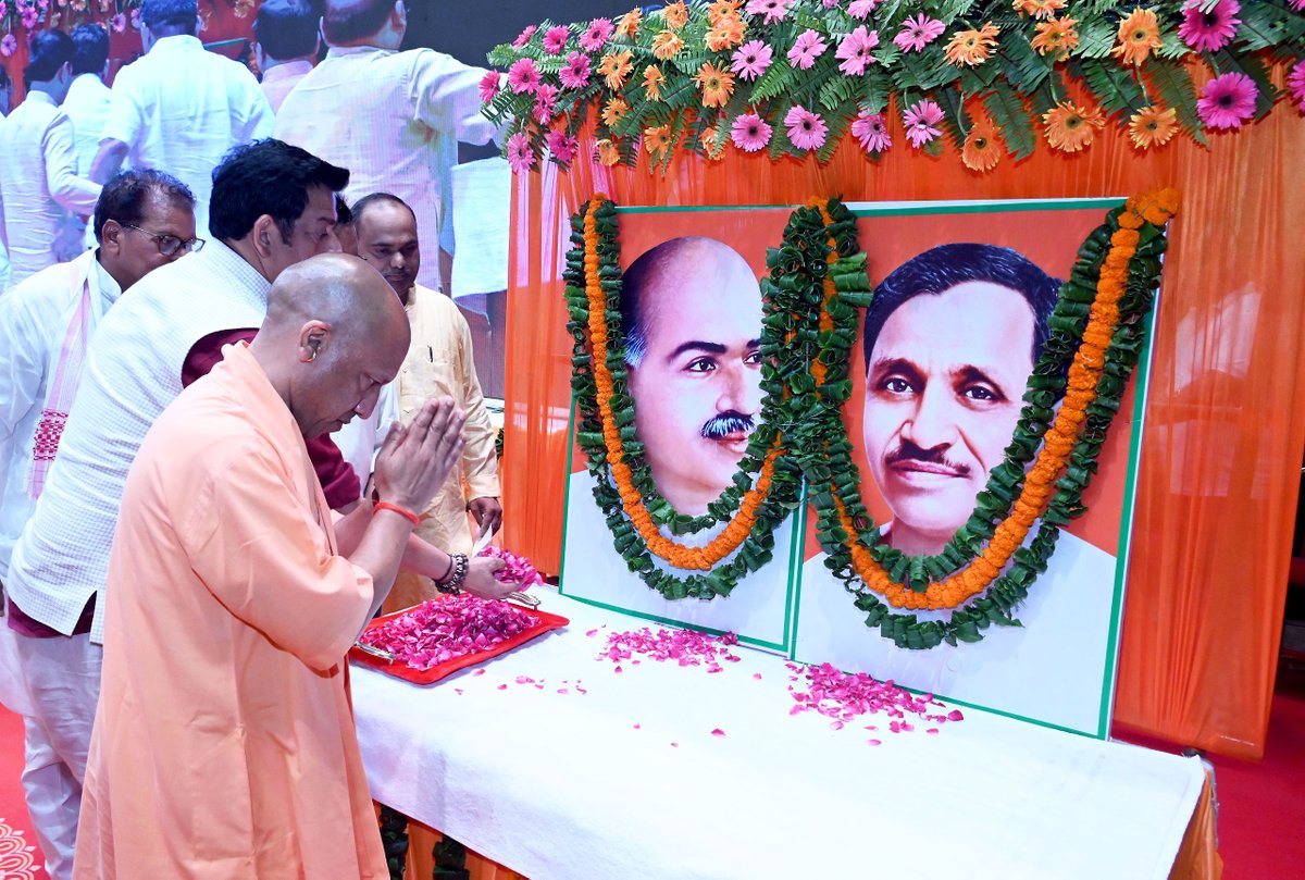 myogiadityanath's tweet photo. आदरणीय प्रधानमंत्री श्री @narendramodi जी कहते हैं कि चुनाव का असली कुरुक्षेत्र बूथ होता है, बूथ जीता तो चुनाव जीता। उनके इसी भाव को और सशक्त करते हुए आज गोरखपुर महानगर एवं ग्रामीण विधान सभा क्षेत्रों के बूथ अध्यक्षों से संवाद किया।

विश्व का सबसे बड़ा राजनीतिक दल @BJP4India लोकतांत्रिक मूल्यों और आदर्शों को आत्मसात करते हुए सुशासन एवं लोक-कल्याण के सुपथ पर अग्रसर है।

सभी पदाधिकारियों व बूथ अध्यक्षों को शुभकामनाएं।