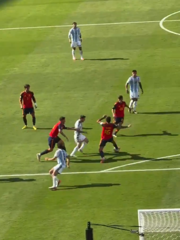 Higurelol's tweet photo. @derechazoar Imagino que este frame lo has quitado de la repetición porque se ve claramente que Rodri toca el balón y luego Messi ni protesta https://t.co/vd4y7xKrgB