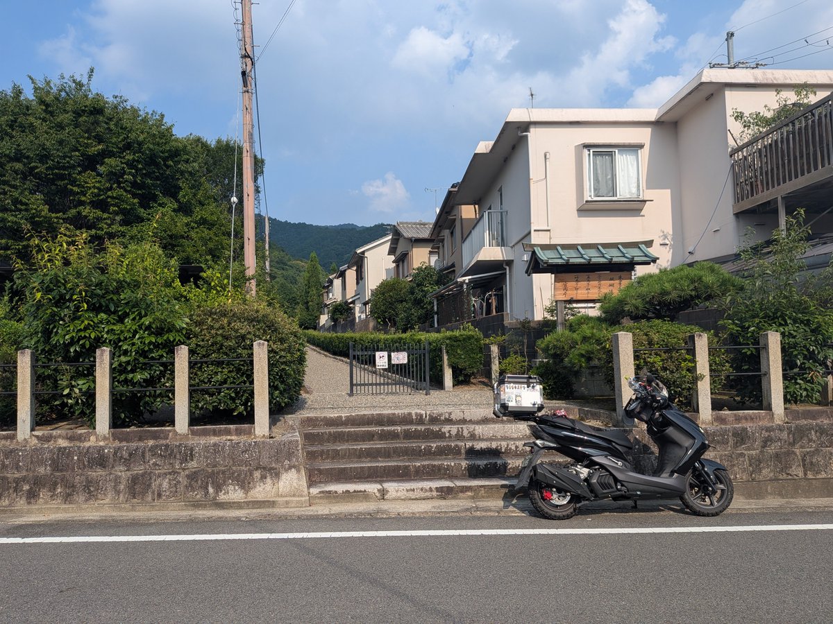 jin_ikeda2017's tweet photo. 再投稿
朱雀天皇陵
醍醐天皇陵からすぐでした。

しかし本当にツーリングの度に、未参拝の陵墓が見つかる。京都・奈良は天皇陵だらけなんやな。 https://t.co/goiZOTqDDd