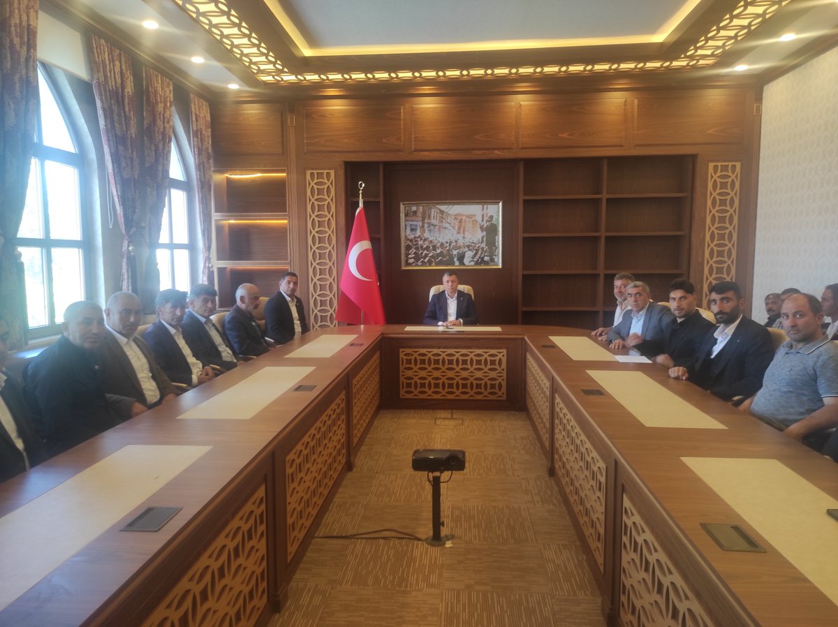 tcgole's tweet photo. İlçemizde görev yapan köy ve mahalle muhtarları, ilçemize yeni atanan Kaymakamımız Sayın Cuma EMEÇ'e hoş geldin ziyaretinde bulundular.
Ziyaret, günün anısına çekilen hatıra fotoğrafının ardından sona erdi. https://t.co/OtA2asJ3eL