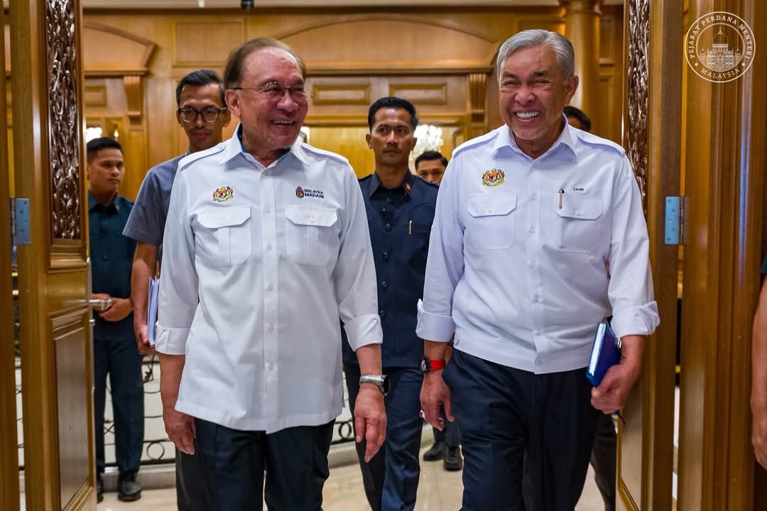 NgaKorMing's tweet photo. Statesmenship. 

PMX @anwaribrahim merupakan seorang tokoh yg benar2 berjiwa besar dan sayangi rakyat &amp; negara. 

Beliau sanggup lakukan apa saja demi negara kita yg tercinta. 

Semoga Tuhan sentiasa memberkati beliau sekeluarga &amp; segala urusan dipermudahkanNya. https://t.co/uavNl72oTw