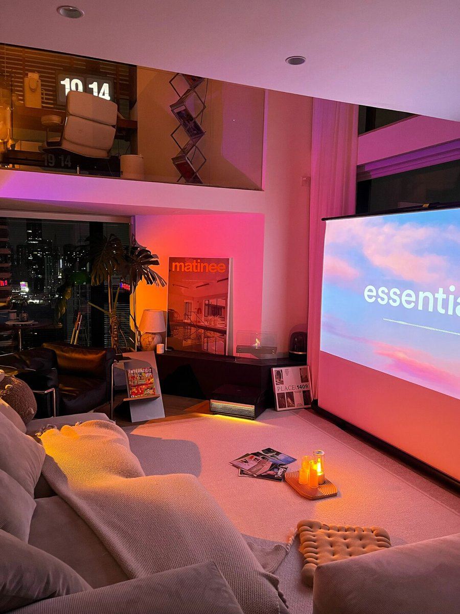 EleaseFloooqi's tweet photo. Just put on your favorite playlist, dim the lights, and let every note wrap you up—music’s the ultimate mood reset, no words needed. https://t.co/UQYtUvIe4O